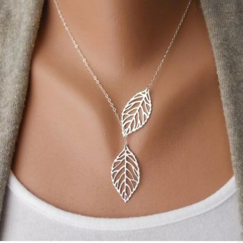 Beautiful leaf necklace, silver or gold available - Picture 3 of 4